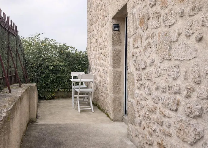 Charming Renovated Stone In Historic Village 度假居