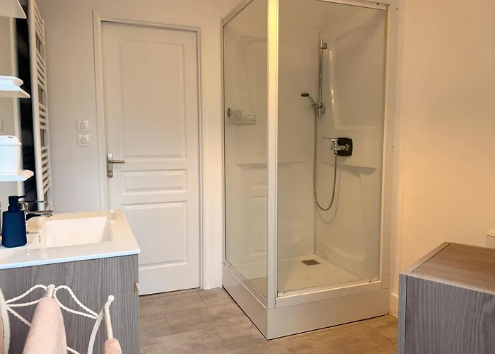 Charming Renovated Stone In Historic Village 度假居